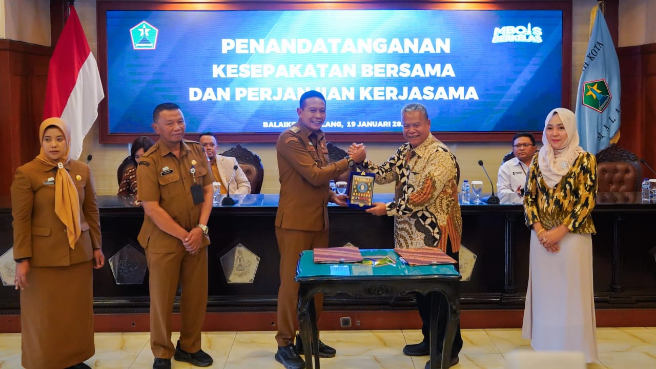 Wali Kota Malang, Dr. Ir. Wahyu Hidayat (kiri) berpose bersama Rektor Unikama, Dr. Sudi Dul Aji, M.Si (kanan) usai penandatanganan MoU. /Foto: Dok. Unikama.