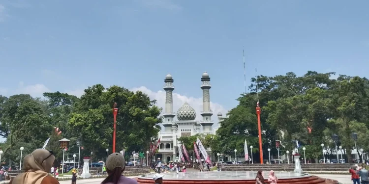 Wajah baru Alun-alun Merdeka Kota Malang usai direvitalisasi. (Foto/M Sholeh)