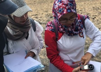 Didampingi dosen pengampu, mahasiswa Prodi Geografi Unikama pelajari dinamika cuaca pesisir. /Foto: Dok. Unikama.