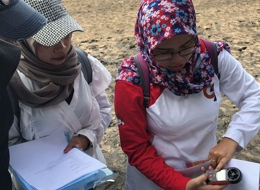 Didampingi dosen pengampu, mahasiswa Prodi Geografi Unikama pelajari dinamika cuaca pesisir. /Foto: Dok. Unikama.
