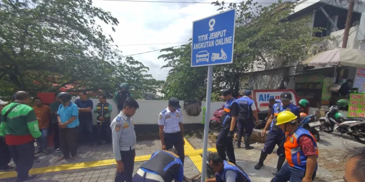 Pemasangan rambu 'zona merah ojo' oleh Dishub Kota Batu. Foto: Dok