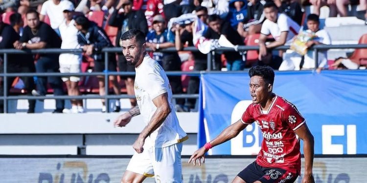 Head to head duel seru Bali United vs Arema FC yang tersaji di pekan ke-16 BRI Super League 2025/2026, Minggu (4/1/2026). /Foto: Instagram @aremafcofficial.