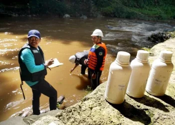 Tim peneliti UB saat mengambil sampel air sungai Brantas. Foto: Dok.