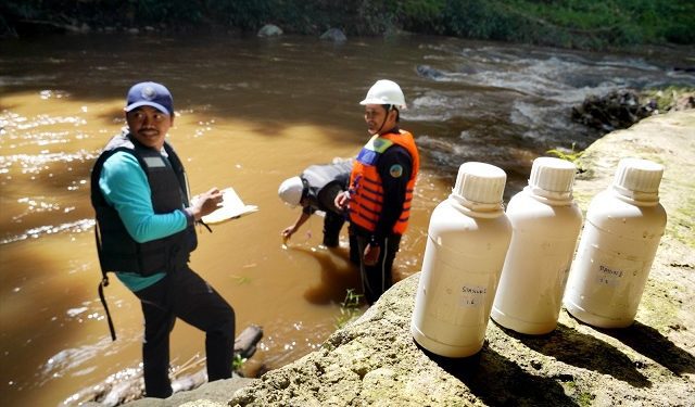 Tim peneliti UB saat mengambil sampel air sungai Brantas. Foto: Dok.