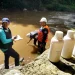 Tim peneliti UB saat mengambil sampel air sungai Brantas. Foto: Dok.