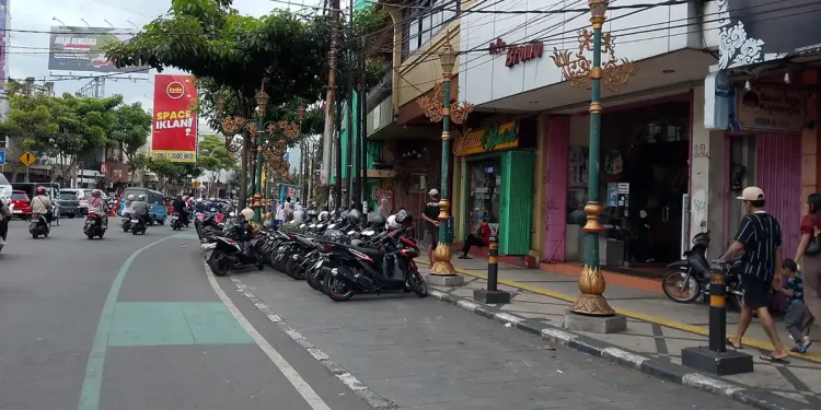 Parkir motor di Kayutangan Heritage