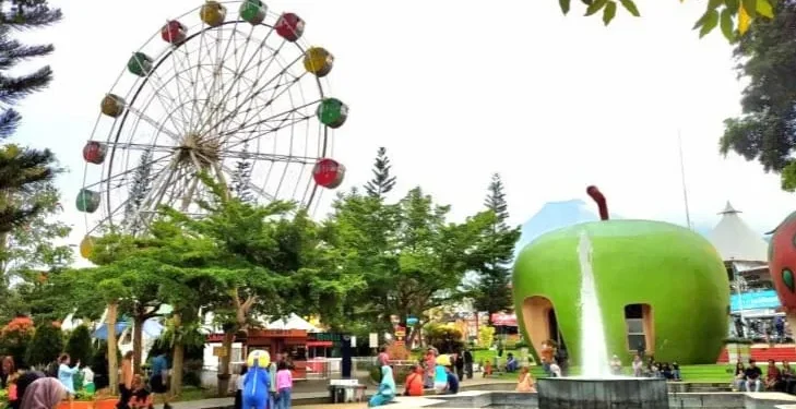Ilustrasi kunjungan wisatawan ke Alun-alun Kota Batu. Foto: Azmy