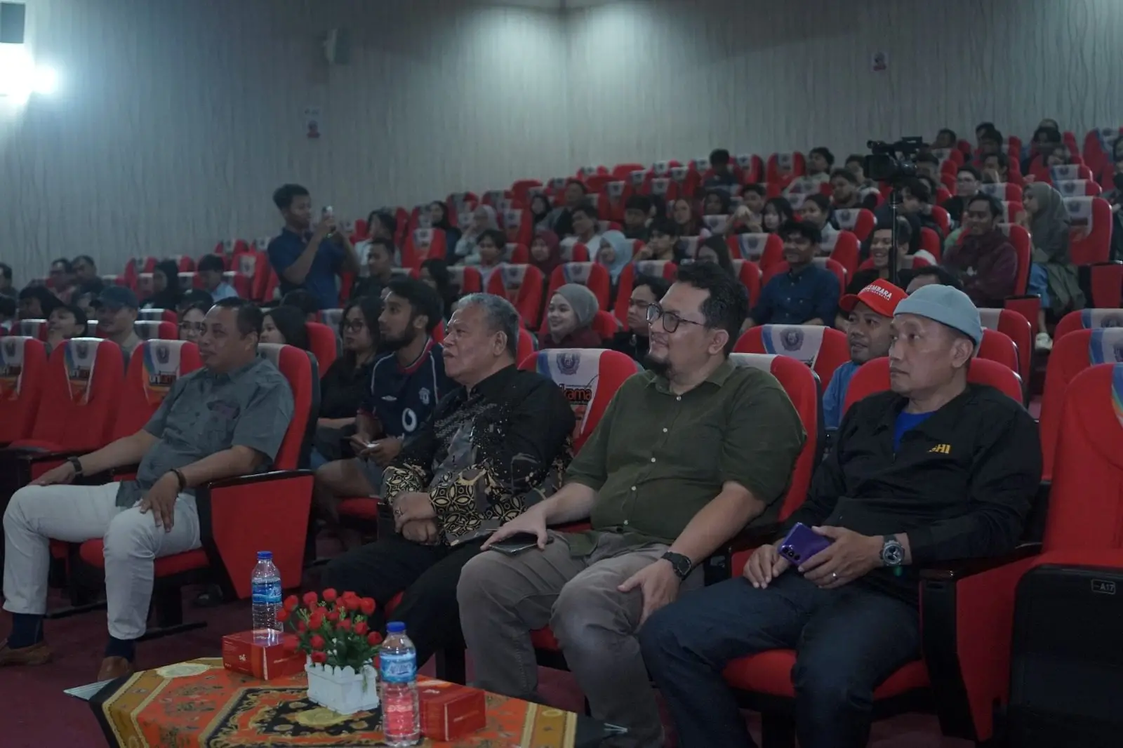 Suasana Auditorium Multikultural Unikama yang dipadati penonton Semifinal STMJ 2026 (Dok. Tugumalang.id)