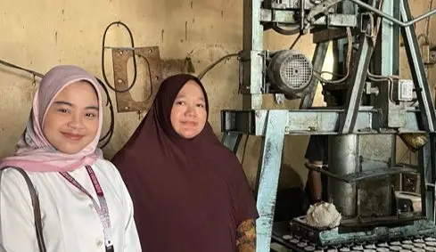 Pendampingan pelaku usaha Ibu Erna Sopandiana dengan produk Kerupuk Ikan Galunggung. Foto/dok