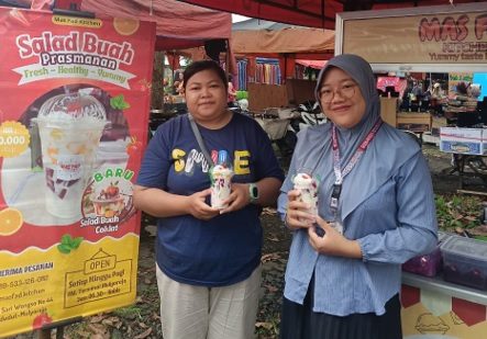 Mahasiswa KKM, Arifah Azwa dan pelaku usaha Ibu Ria Andriani dengan produk Salad Buah Mas Fad Kitchen