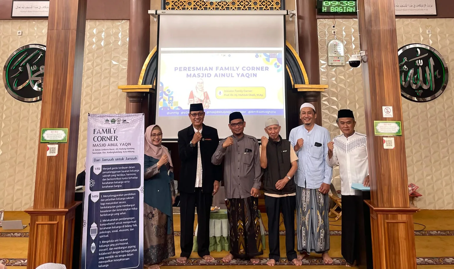 Dosen UIN Malang berpose bersama masyarakat dalam acara peresmian Family Corner dan Seminar Parenting di Masjid Ainul Yaqin Sawojajar, Kota Malang yang diinisiasi KKM Kelompok 19 UIN Malang./Foto: Dok. UIN Malang.