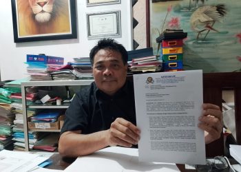 Kuasa hukum pihak YPTT, Sumardhan SH menunjukkan surat untuk Polda Jatim agar segera menahan tersangka dugaan pemalsuan dokumen yayasan. (Foto/M Sholeh)