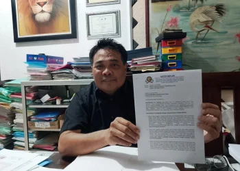 Kuasa hukum pihak YPTT, Sumardhan SH menunjukkan surat untuk Polda Jatim agar segera menahan tersangka dugaan pemalsuan dokumen yayasan. (Foto/M Sholeh)