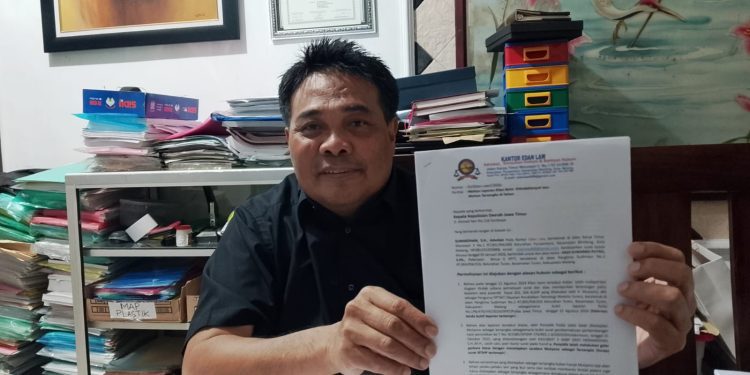 Kuasa hukum pihak YPTT, Sumardhan SH menunjukkan surat untuk Polda Jatim agar segera menahan tersangka dugaan pemalsuan dokumen yayasan. (Foto/M Sholeh)