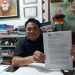 Kuasa hukum pihak YPTT, Sumardhan SH menunjukkan surat untuk Polda Jatim agar segera menahan tersangka dugaan pemalsuan dokumen yayasan. (Foto/M Sholeh)