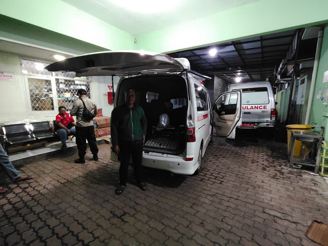 Jenazah dievakuasi ke RSUD Kanjuruhan untuk identifikasi. Foto: Polres Malang