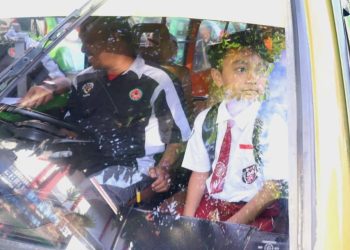 Pelajar di Kota Batu saat naik angkot gratis. Foto: Azmy