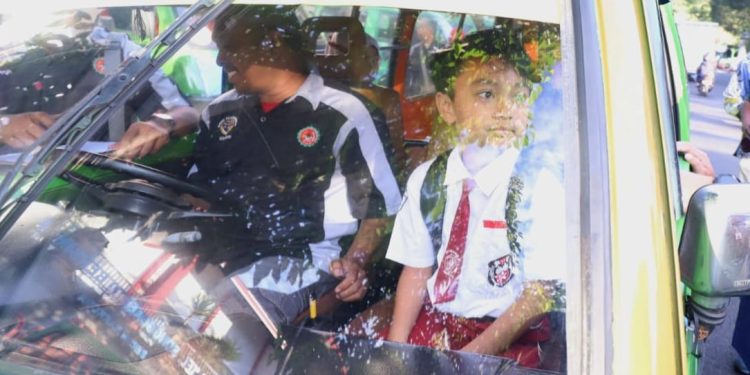 Pelajar di Kota Batu saat naik angkot gratis. Foto: Azmy