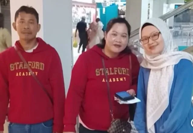 Pasien asal Batam, Butar (kiri) bersama sang istri didampingi staf dari Hospital Penawar saat menjalani pemeriksaan gangguan leher. /Foto: Dok. Hospital Penawar.
