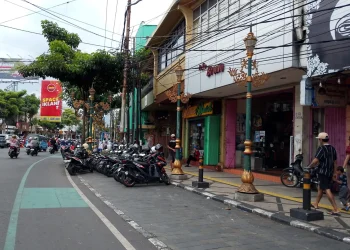 Kondisi kabel yang terkesan semrawut dan menggangu estetika di kawasan Kayutangan Heritage. (Foto/M Sholeh)