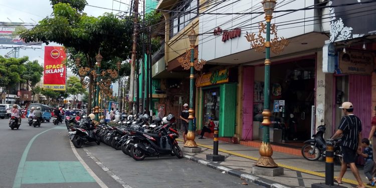 Kondisi kabel yang terkesan semrawut dan menggangu estetika di kawasan Kayutangan Heritage. (Foto/M Sholeh)