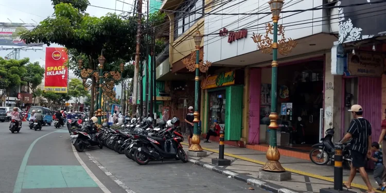 Kondisi kabel yang terkesan semrawut dan menggangu estetika di kawasan Kayutangan Heritage. (Foto/M Sholeh)