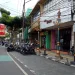 Kondisi kabel yang terkesan semrawut dan menggangu estetika di kawasan Kayutangan Heritage. (Foto/M Sholeh)