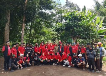 DPC PDI Perjuangan Kota Malang melakukan gerakan penanaman pohon untuk merawat lingkungan. (Foto/M Sholeh)