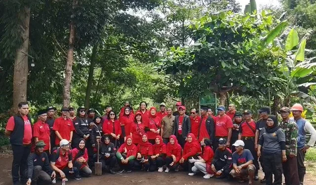 DPC PDI Perjuangan Kota Malang melakukan gerakan penanaman pohon untuk merawat lingkungan. (Foto/M Sholeh)