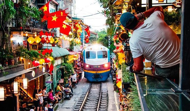 Kereta api melintasi di Hanoi Train Street. Foto: unsplash.com/Ryan Le