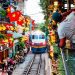 Kereta api melintasi di Hanoi Train Street. Foto: unsplash.com/Ryan Le