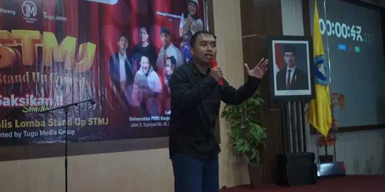 Komika asal Banyuwangi, Alvin Delvale saat tampil dalam babak Semifinal Stand Up Comedy Malang Jeh 2026 (dok. Tugumalang.id)