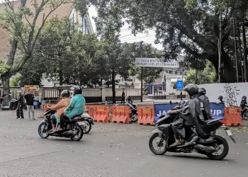 Arus lalu lintas di sekitar Alun Alun Merdeka Kota Malang yang mulai ditutup sementara. (Foto/M Sholeh)