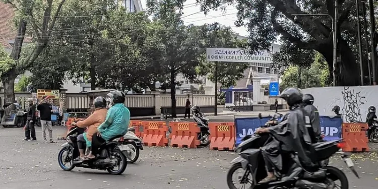 Arus lalu lintas di sekitar Alun Alun Merdeka Kota Malang yang mulai ditutup sementara. (Foto/M Sholeh)