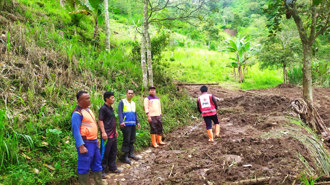 Jalan tembus menuju Nongkojajar tertutup total. Foto: BPBD Kabupaten Malang
