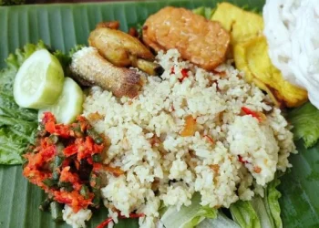 Rekomendasi nasi liwet Malang yang menawarkan cita rasa gurih santan yang nikmat dengan aneka lauk pelengkap. /Foto: Pinterest/Rendini Zurni.