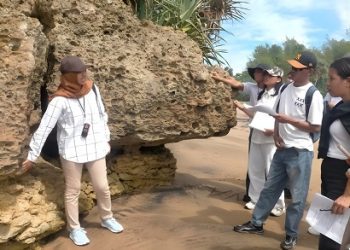 Mahasiswa Prodi Geografi Unikama ikuti program KKL dan belajar langsung tentang geomorfologi di Pantai Wonogoro Malang. /Foto: Dok. Unikama