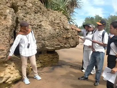 Mahasiswa Prodi Geografi Unikama ikuti program KKL dan belajar langsung tentang geomorfologi di Pantai Wonogoro Malang. /Foto: Dok. Unikama