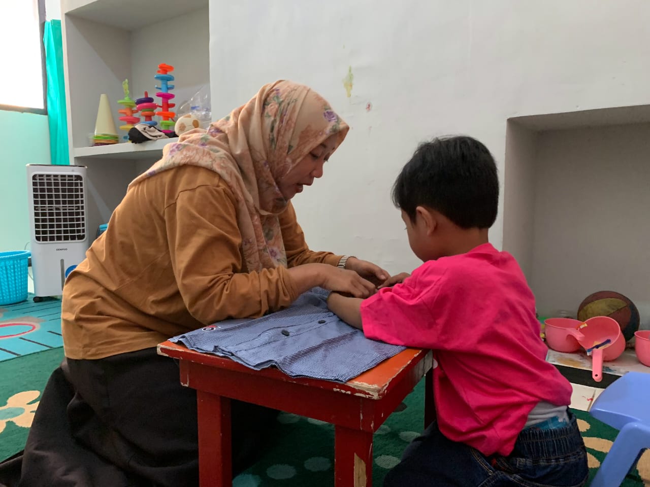 Titin ketika mendampingi anak yang mengikuti sesi terapi di PSLC Cabang Pasuruan./Foto: Tugumalang.id/Bagus Rachmad Saputra.