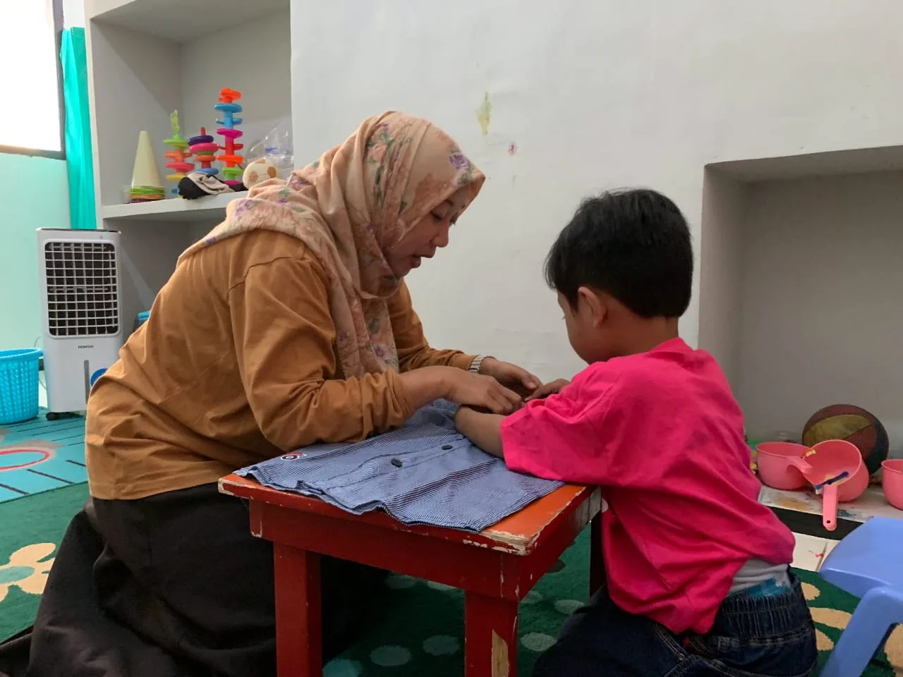 Titin ketika mendampingi anak yang mengikuti sesi terapi di PSLC Cabang Pasuruan./Foto: Tugumalang.id/Bagus Rachmad Saputra.