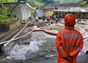 Proses penanganan bencana longsor yang melanda Kolam Pemandian Dewi Sri di Pujon, Malang. Foto: BPBD Kabupaten Malang