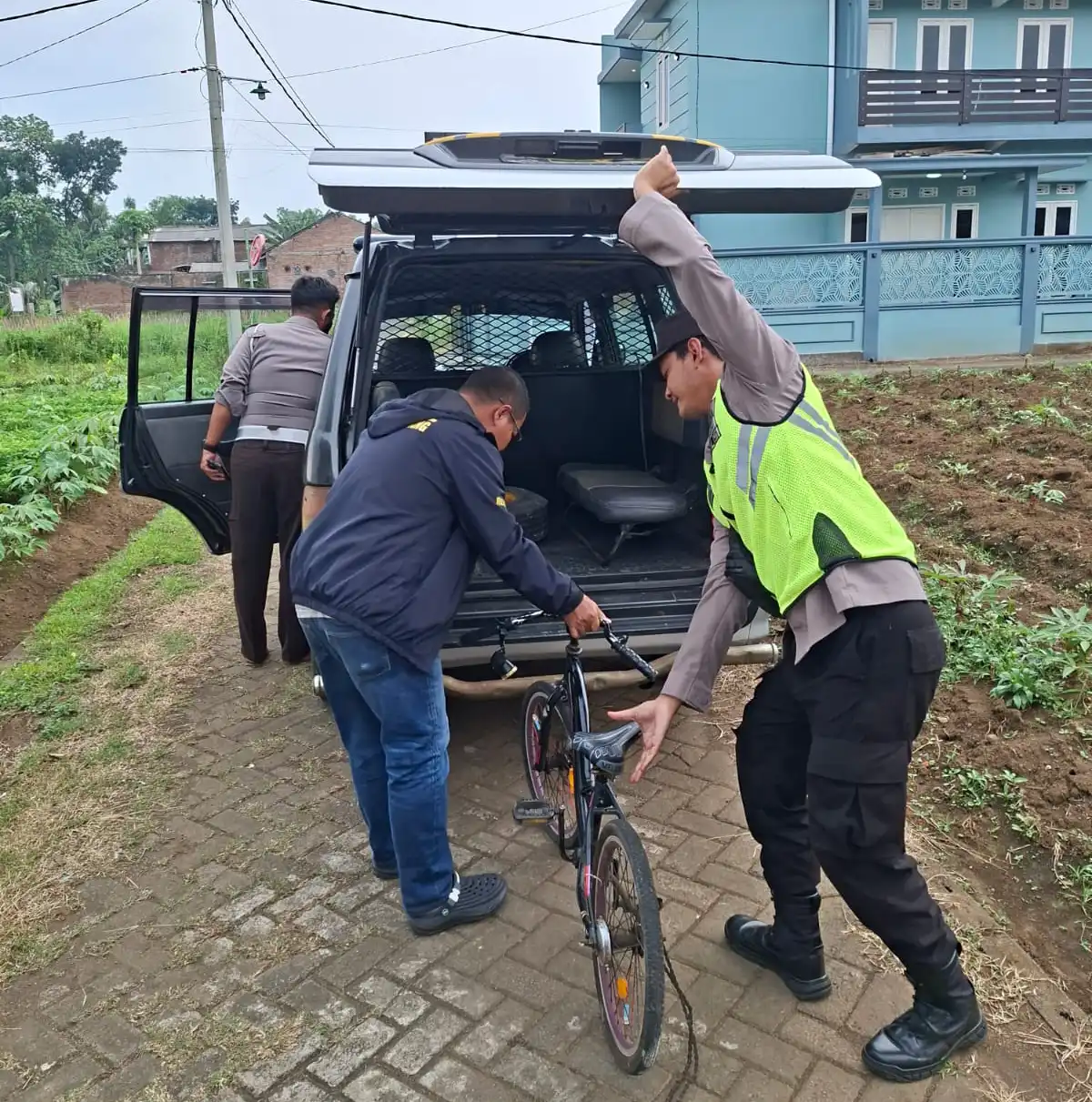mengevakuasi sepeda milik korban.
