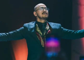 Komika, Pandji Pragiwaksono dilaporkan ke polisi oleh organisasi kepemudaan Angkatan Muda NU dan Muhammadiyah usai show Mens Rea viral. /Foto: Tangkapan layar Instagram @pandji.pragiwaksono.