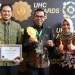 Wali Kota Batu Nurochman (tengah) didampingi Kadinkes Aditya Prasaja saat menerima penghargaan UHC Awards 2025. Foto: Prokopim KWB