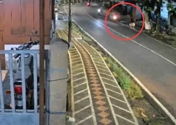 Peritiwa tabrak lari yang terjadi di Kota Malang. Foto: Tangkapan layar CCTV warga