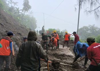 Petugas melakukan karya bakti membersihkan material longsor di Gubukklakah. Foto: BPBD Kabupaten Malang