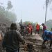 Petugas melakukan karya bakti membersihkan material longsor di Gubukklakah. Foto: BPBD Kabupaten Malang