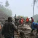 Petugas melakukan karya bakti membersihkan material longsor di Gubukklakah. Foto: BPBD Kabupaten Malang