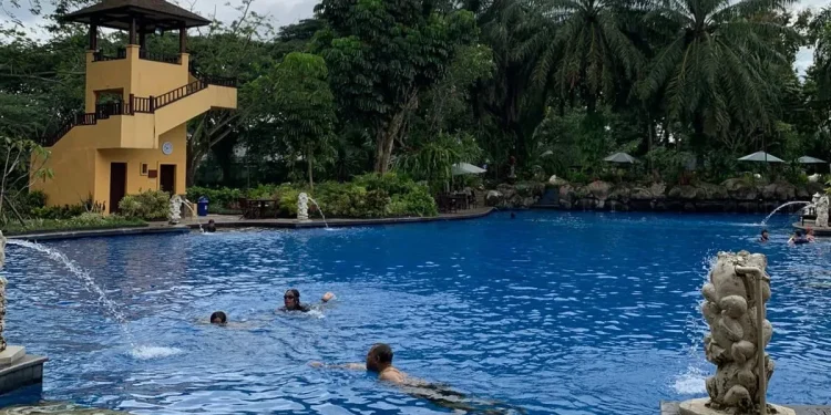Keunggulan dan harga tiket masuk Kolam Renang Araya Malang yang cocok buat olahraga sekaligus rekreasi. /Foto: Tugumalang.id/Irham Thoriq.
