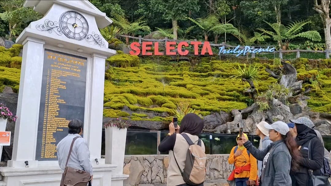 Peserta diajak mewarisi nilai ekomomi kerakyatan lewat monumen sejarah pendiri Selecta di Kota Batu. Foto: Azmy